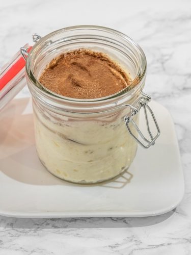 Tiramisu classique fait maison, crème et café avec un voile de chocolat. Idéal pour les petits et grands.