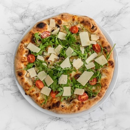 Pizza avec roquette et parmesan